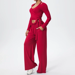 Détail du haut cache-cœur rouge et du pantalon de yoga large à taille haute