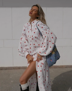Détail des manches bouffantes et de l'imprimé cœur sur robe longue en coton