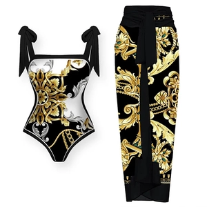 Détail du maillot de bain à imprimé baroque et paréo de plage assorti à motifs dorés