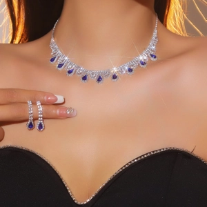 Détails du pendentif en saphir en forme de goutte et boucles d'oreilles sur modèle