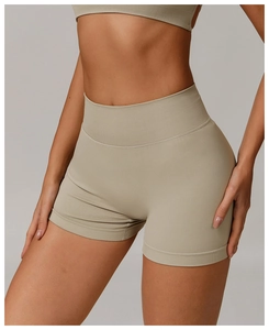 Détail du short de yoga sans couture taille haute avec large ceinture côtelée en maille kaki