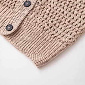 Beige ärmellose Strickweste mit V-Ausschnitt, Lochmuster-Design und schwarzen Knöpfen