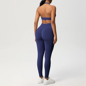 Dettaglio del reggiseno allacciato al collo e leggings a vita alta in blu scuro