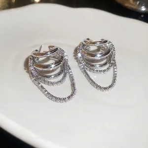 Boucles d'oreilles créoles argentées multicouches avec chaînes à pampilles brillantes
