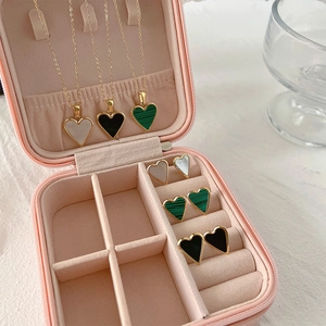 Pfauengrünes Herz-Ohrring-Halsketten-Set in einer rosa Leder-Schmuckschatulle