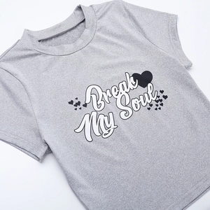 Flach liegendes graues T-Shirt aus Baumwolle mit Break My Soul Grafikdruck und Herzen