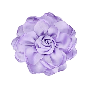 Elegante fiore di rosa in tessuto viola chiaro con petali satinati per capelli o vestiti