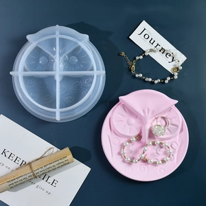 Détail du moule en silicone hibou avec plateau à bijoux rose sur fond bleu