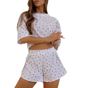 Pyjama deux pièces pour femmes en crêpe de coton avec imprimé cœurs rouges et short