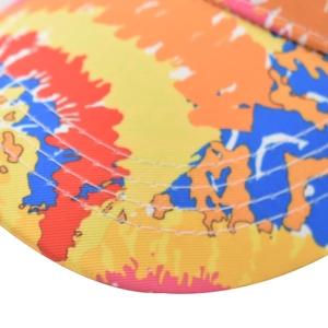 Vue macro détaillée du tissu tie-dye coloré de la casquette avec coutures blanches renforcées