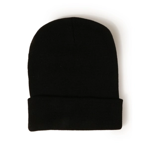 Vue détaillée du bonnet en maille noire montrant la texture côtelée et le revers classique