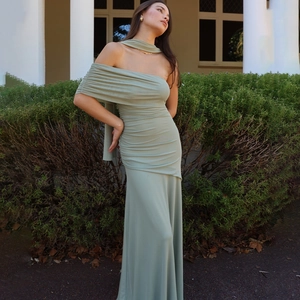 Détail d'une robe longue vert sauge en maille côtelée avec drapé et finitions plissées