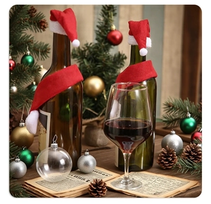 Set di decorazioni natalizie per bottiglie di vino con mini cappelli e sciarpe di Babbo Natale