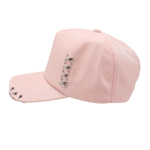 Casquette de baseball punk rose avec strass, anneaux métalliques et décors X sur fond blanc
