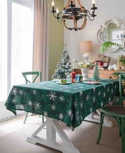 Vue détaillée de la nappe de Noël verte avec motifs de flocons de neige en tissu