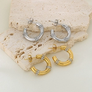 Boucles d'oreilles créoles géométriques en C dorées et argentées avec strass brillants