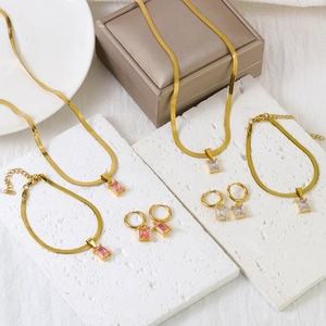 Conjunto de joyas doradas de acero inoxidable con colgantes de circón rosa y cadena serpiente