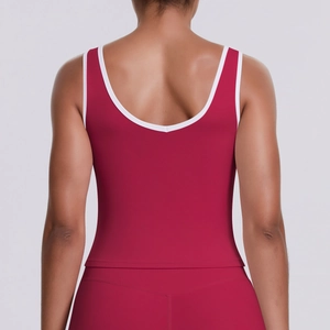 Détail du dos nageur et de la bordure contrastée blanche sur le débardeur de yoga rouge