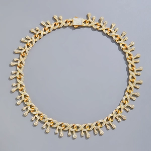 Gros plan détaillé du collier hip hop doré serti de strass avec design effet goutte