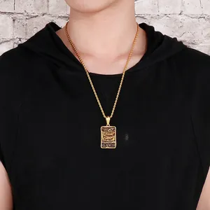 Détail d'un pendentif tête de lion doré pour homme avec une chaîne torsadée épaisse