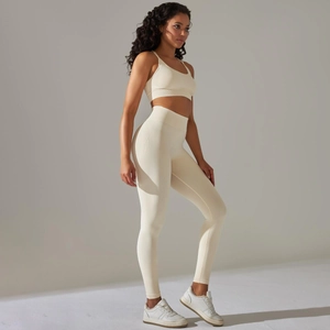 Détail de la texture côtelée sur le legging taille haute crème et brassière de sport