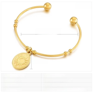 Vue détaillée du pendentif soleil et lune sur un bracelet jonc doré en acier inoxydable
