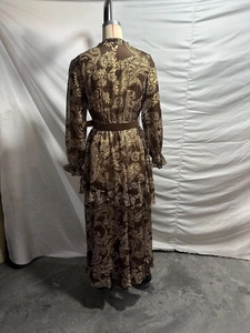 Detailweergave van een Boheemse paisley maxi-jurk met ruches aan de zoom en riem