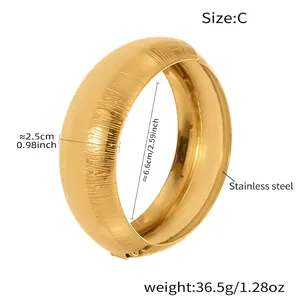 Dettaglio del bracciale largo in acciaio inossidabile placcato oro 18k con misure