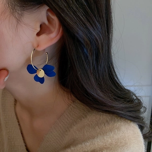 Boucles d'oreilles créoles dorées asymétriques avec pétales bleus pour un style chic