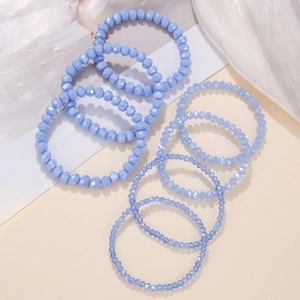 Detailansicht eines 7-teiligen böhmischen hellblauen facettierten Kristallperlen-Armbandsets