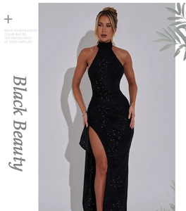 Détail de la robe maxi noire à paillettes, dos nu avec fente haute et tissu scintillant