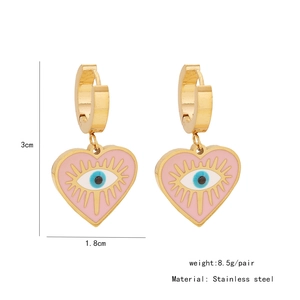 Détail des boucles d'oreilles cœur mauvais œil avec dimensions 3cm x 1,8cm et poids