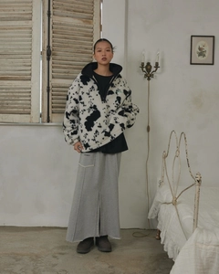 Winterlicher Plüsch-Kapuzenpullover mit Kuhmuster und grauem Maxirock im Retro-Stil
