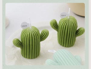 Vue détaillée de bougies en forme de cactus vert avec des textures réalistes