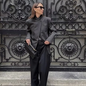 Blazer a quadri grigio scuro con collo alto e chiusura asimmetrica da donna