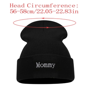 Détail de la broderie Mommy sur bonnet noir avec info de taille de 56-58cm de circonférence