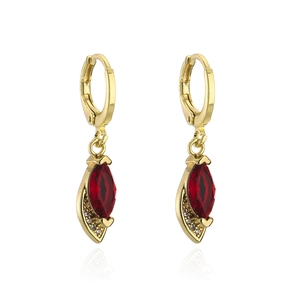 Dettaglio di orecchini placcati oro 18 carati con pietre rosse e cristalli chiari