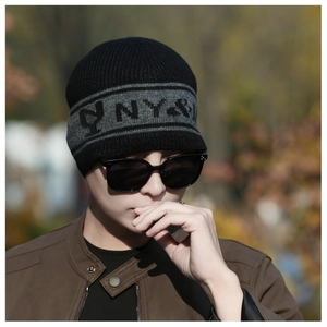 Détail du bonnet en tricot noir et gris avec lettrage NY et côtes en laine texturées
