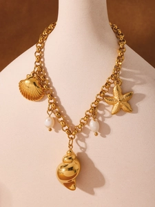 Détail du collier plaqué or 18 carats avec pendentifs étoile de mer et perles