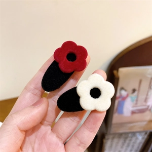 Fermagli per capelli retrò a fiore in velluto rosso e bianco con texture opaca