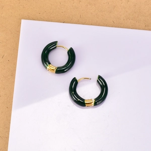Gros plan détaillé des boucles d'oreilles créoles en émail vert foncé plaqué or 18 carats