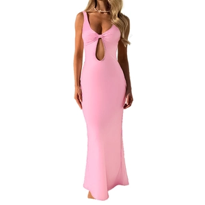 Détail de la robe longue rose sans manches avec découpe frontale et plissage chic