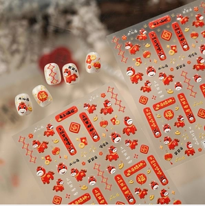 Détail de stickers à ongles 3D avec cheval de dessin animé rouge et motifs dorés de l'an