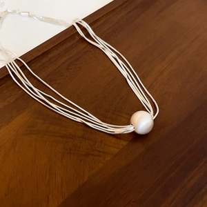 Collana multistrato d'argento minimalista con pendente di perla bianca per donna
