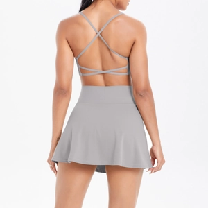 Détail d'un soutien-gorge de sport gris à bretelles croisées et jupe de tennis plissée