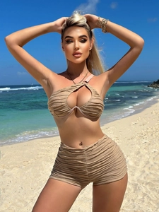 Détail du bikini de couleur blé avec haut licou ajouré et short à taille haute ajusté
