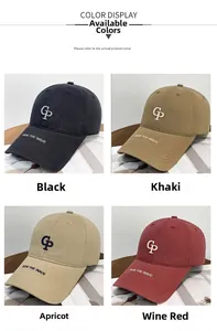 Détail de casquettes de baseball en noir, kaki, abricot et bordeaux avec broderie CP