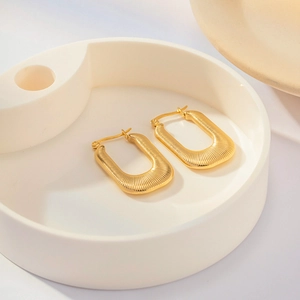 Boucles d'oreilles créoles en U plaquées or 18K en acier titane sur plateau blanc