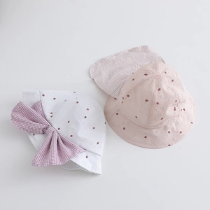 Détails de chapeaux de soleil bébé avec broderie fraise et nœuds décoratifs