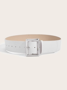 Détail d'une large ceinture vintage blanche avec une grande boucle métallique carrée argentée